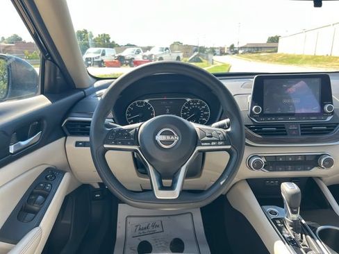 Used 2024 Nissan Altima 2.5 SV FWD image 19
