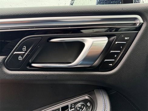 Used 2022 Porsche Macan image 17