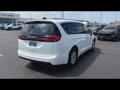 Used 2024 Chrysler Pacifica Touring-L FWD image 8