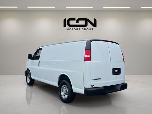 Used 2021 Chevrolet Express 2500 w/ Driver Convenience Package RWD image 3