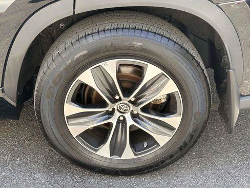 Used 2022 Toyota Highlander XLE AWD/4WD image 11