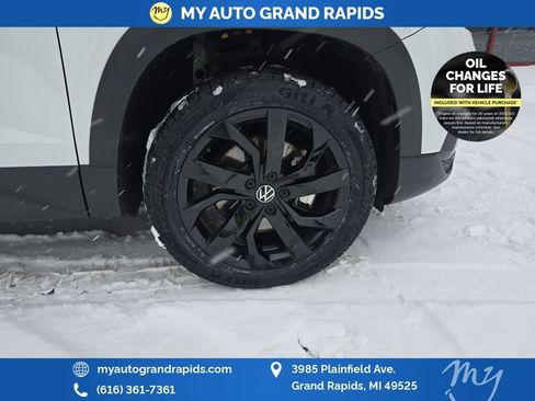 Used 2022 Volkswagen Taos SE image 40