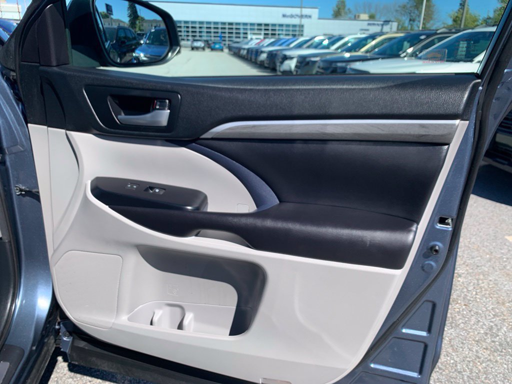 Used 2017 Toyota Highlander Limited Platinum w/ Carpet Mat Package AWD/4WD image 23