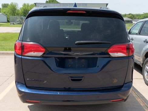 Used 2018 Chrysler Pacifica Touring Plus w/ S Appearance Package FWD image 6