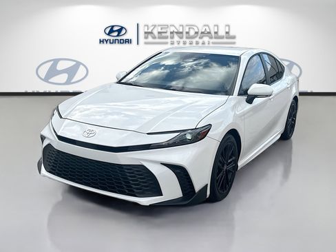 Used 2025 Toyota Camry SE image 3