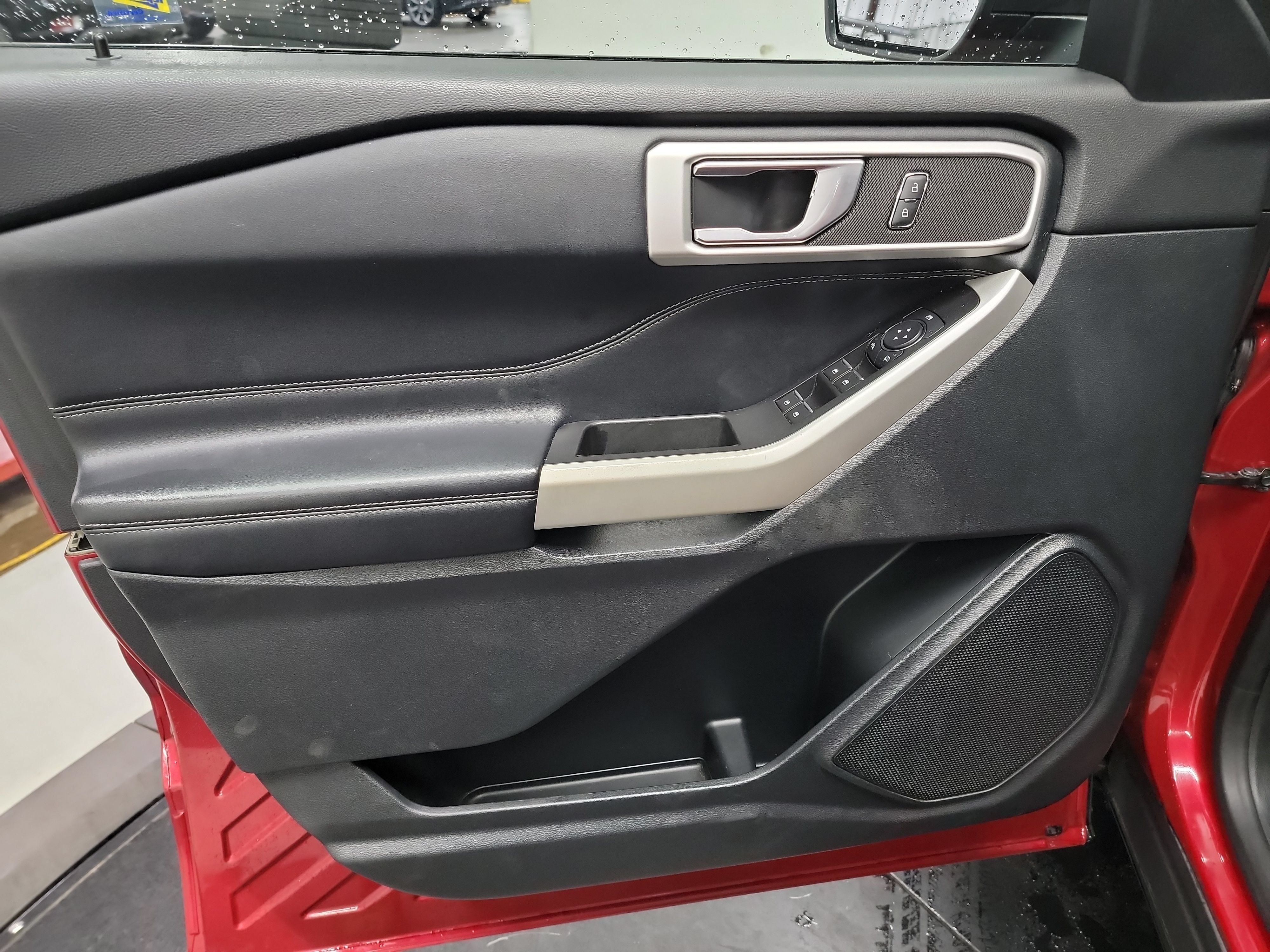 Used 2020 Ford Explorer XLT w/ Equipment Group 202A AWD/4WD image 13