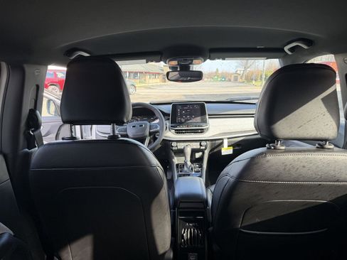 Used 2025 Jeep Compass Latitude image 12