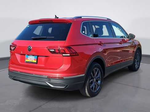 Used 2024 Volkswagen Tiguan SE w/ Panoramic Sunroof Package image 3