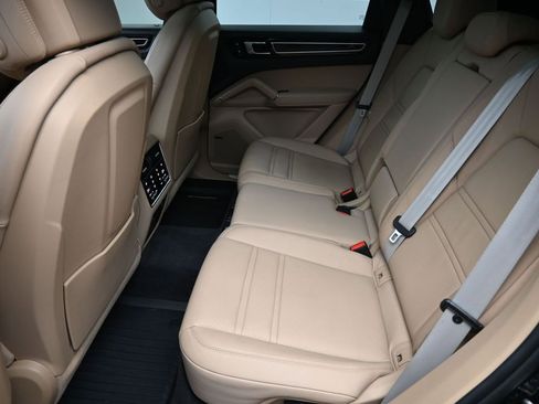 Certified 2023 Porsche Cayenne S Platinum AWD/4WD image 7