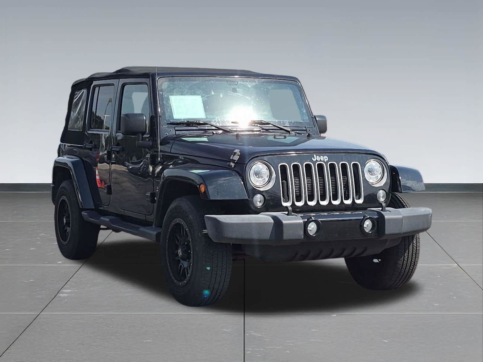 Used 2017 Jeep Wrangler Unlimited Sahara w/ Connectivity Group AWD/4WD image 8