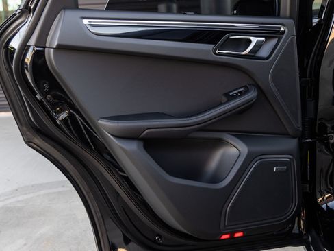 Certified 2026 Porsche Macan AWD/4WD image 33