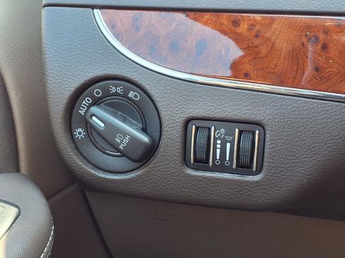 Used 2014 Chrysler Town & Country Limited w/ Luxury Group FWD image 13