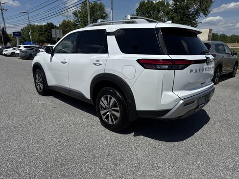 Certified 2025 Nissan Pathfinder SL AWD/4WD image 8