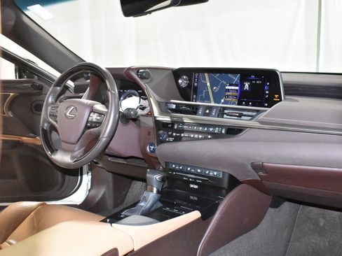 Used 2019 Lexus ES 300h Ultra Luxury w/ Accessory Package FWD image 29