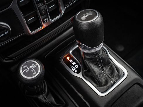 Used 2024 Jeep Wrangler Unlimited image 33