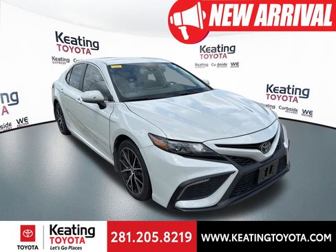 Used 2024 Toyota Camry SE image 1