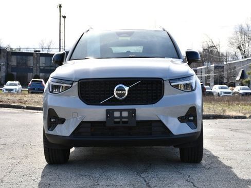 Used 2025 Volvo XC40 B5 Plus image 2
