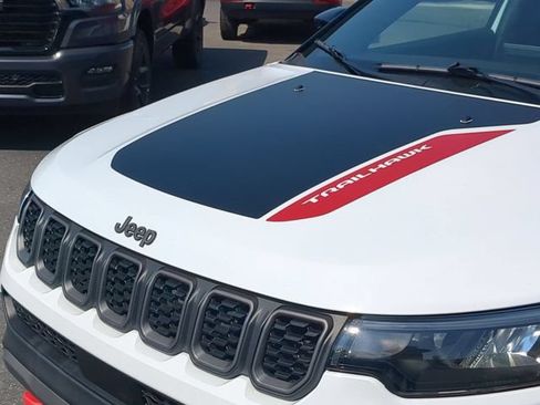 Used 2025 Jeep Compass Trailhawk AWD/4WD image 11