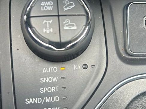 Used 2021 Jeep Cherokee Trailhawk image 17