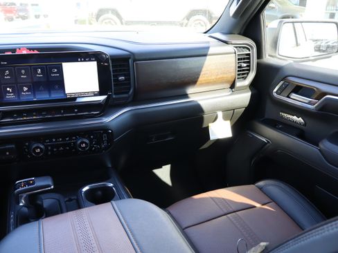 Used 2024 Chevrolet Silverado 1500 High Country w/ High Country Premium Package AWD/4WD image 16