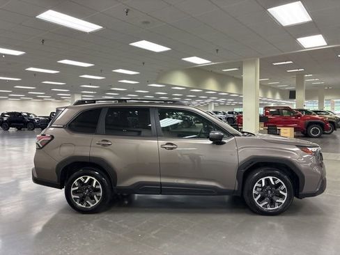 Used 2025 Subaru Forester Premium AWD/4WD image 9