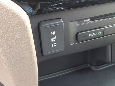 Used 2018 Honda Pilot Touring image 10