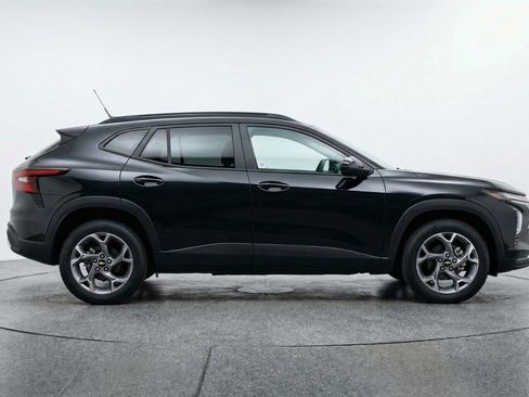 Used 2025 Chevrolet Trax LT image 11