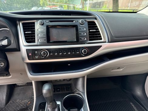 Used 2019 Toyota Highlander LE FWD image 18