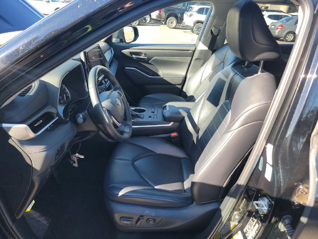 Used 2023 Toyota Highlander XLE AWD/4WD image 3