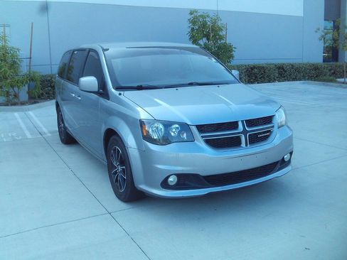 Used 2019 Dodge Grand Caravan GT FWD image 3