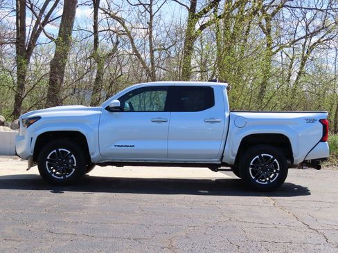 Used 2025 Toyota Tacoma TRD Sport AWD/4WD image 7