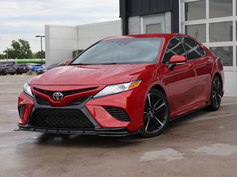 Used 2019 Toyota Camry XSE FWD image 3