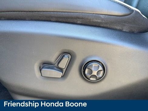 Used 2023 Chrysler Pacifica Limited w/ Uconnect Theater Family Group image 18