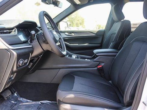 New 2025 Jeep Grand Cherokee Laredo image 18