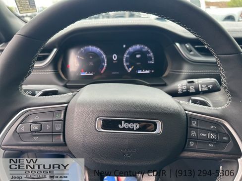 Used 2025 Jeep Grand Cherokee Limited w/ Luxury Tech Group II AWD/4WD image 25