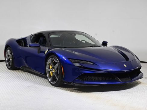 Used 2022 Ferrari SF90 Spider image 11