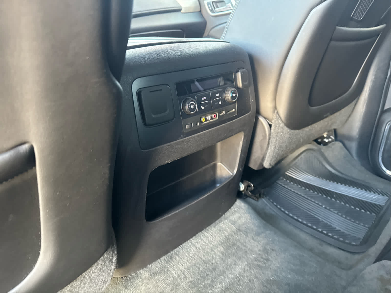 Used 2015 GMC Yukon Denali w/ Touring Package AWD/4WD image 32