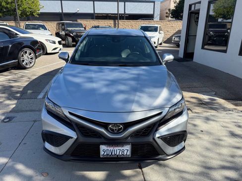 Used 2023 Toyota Camry SE image 4
