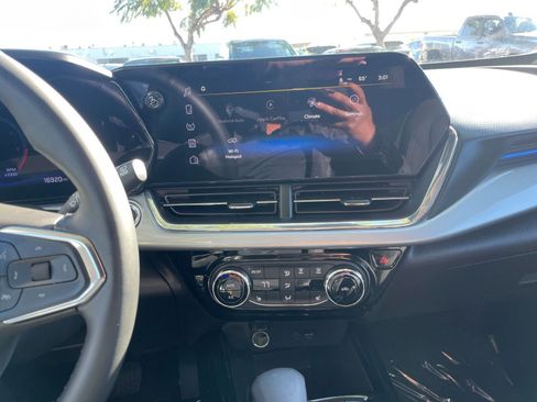 Used 2025 Chevrolet Trax LT w/ LT Convenience Package image 17