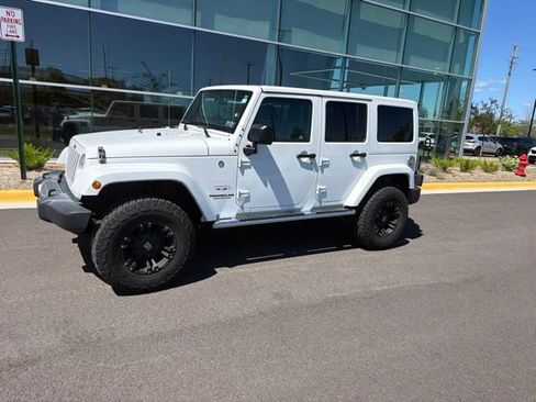 Used 2017 Jeep Wrangler Unlimited Sahara w/ Mopar Chrome Edition Group AWD/4WD image 17