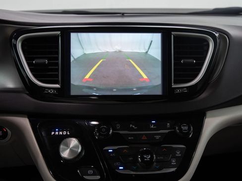 Used 2024 Chrysler Pacifica Touring-L FWD image 26