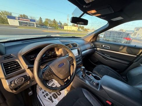 Used 2018 Ford Explorer XLT w/ Equipment Group 202A AWD/4WD image 12