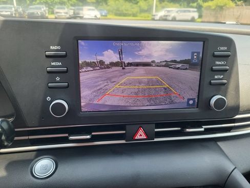 Used 2022 Hyundai Elantra SEL FWD image 15