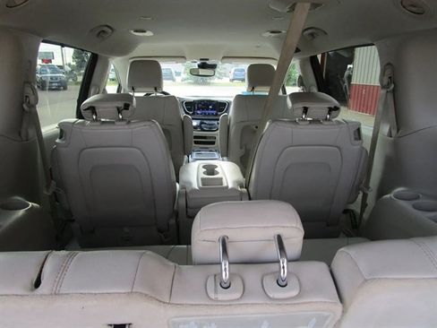 Used 2021 Chrysler Pacifica Touring-L image 14