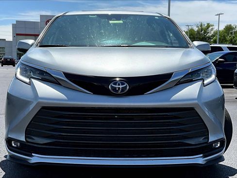 Used 2025 Toyota Sienna Limited AWD/4WD image 2
