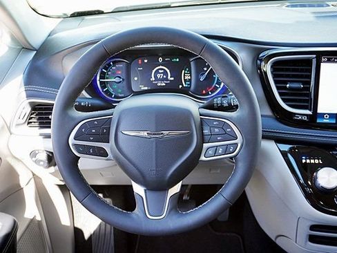 Used 2022 Chrysler Pacifica Touring-L FWD image 20
