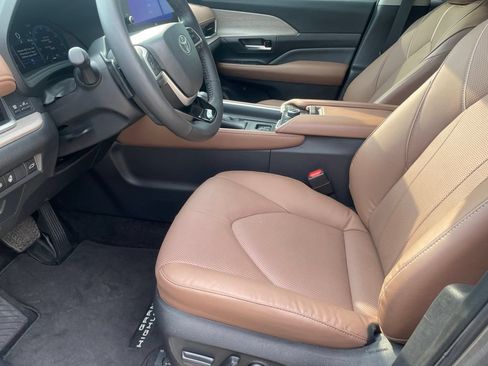 Used 2025 Toyota Grand Highlander AWD image 9