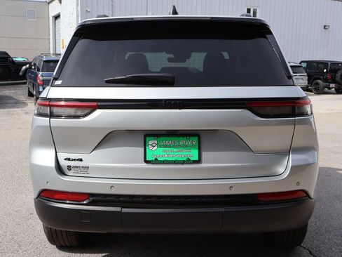 Used 2025 Jeep Grand Cherokee Altitude AWD/4WD image 4
