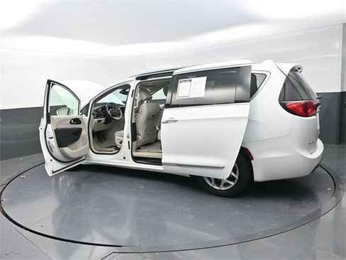 Used 2020 Chrysler Pacifica Limited image 29