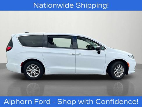 Used 2024 Chrysler Pacifica Touring-L FWD image 2